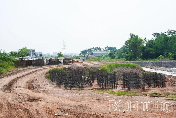 Trên công trường, các loại vật liệu xây dựng, cấu kiện bê tông, hệ thống ống hộp kỹ thuật đã được tập kết đầy đủ, sẵn sàng phục vụ thi công ngay khi có mặt bằng.