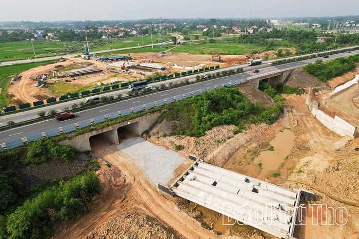 Trong đó, nhánh chính A1 chui dưới tuyến cao tốc đã hiện hữu bằng hầm chui có sẵn và bốn nhánh rẽ A2, B, C và D kết nối ra, vào với cao tốc.