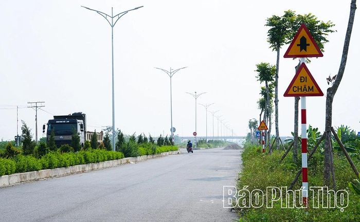 Nhiều đoạn đã được cắm biển báo giao thông, trồng cây xanh hai bên đường và ở dải phân cách.
