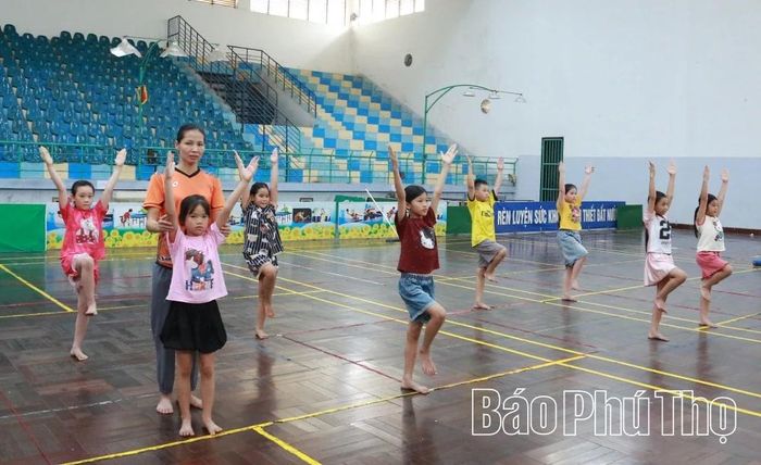 Các cháu thiếu nhi luyện tập aerobic, tạo sân chơi bổ ích và phát triển thể chất trong dịp hè.