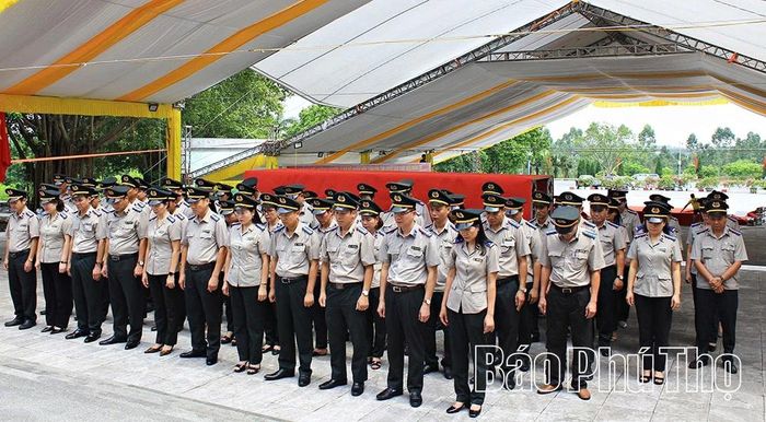 Đoàn đại biểu THADS tỉnh dành một phút mặc niệm, tưởng nhớ các Anh hùng liệt sĩ.