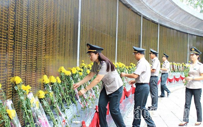 Các đại biểu đặt vòng hoa tưởng niệm, tri ân các Anh hùng liệt sĩ.