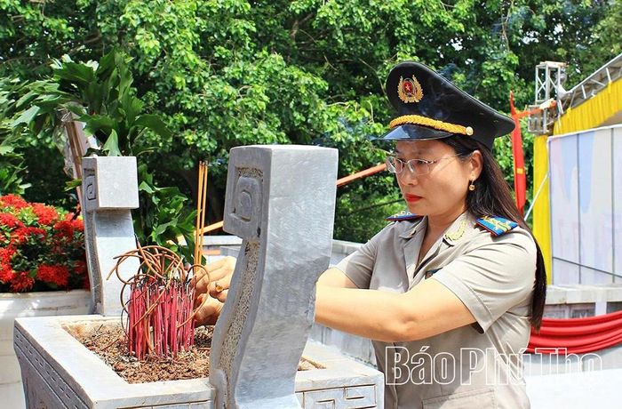 Trưởng THADS tỉnh Nguyễn Thị Kim Yến dâng hương tưởng niệm, tri ân các Anh hùng liệt sĩ.
