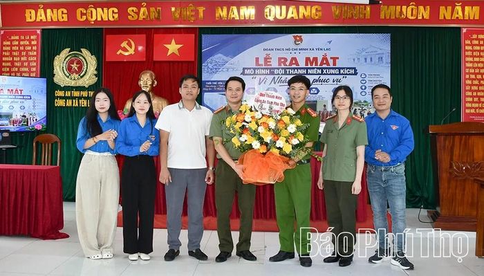 Đại biểu Ban Thanh niên Công an tỉnh Phú Thọ tặng hoa chúc mừng.