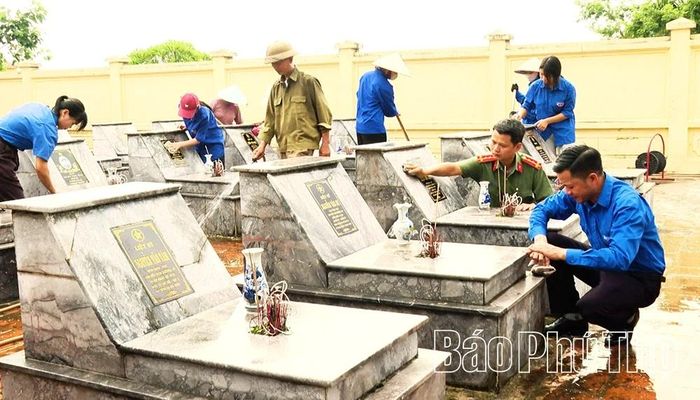 Đoàn viên, thanh niên cùng lực lượng vũ trang tham gia chỉnh trang nghĩa trang liệt sĩ, thể hiện đạo lý “Uống nước nhớ nguồn”.