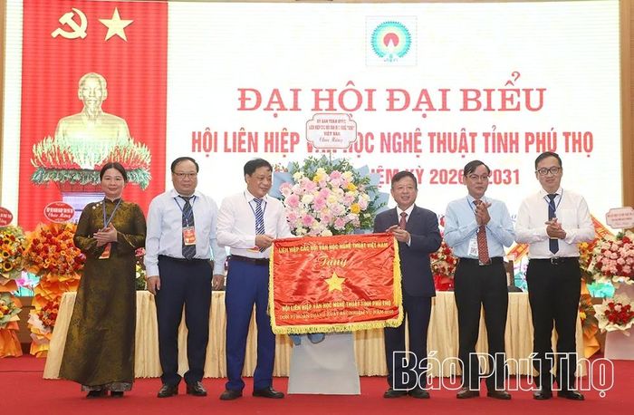 PGS.TS, Nhạc sĩ Đỗ Hồng Quân - Chủ tịch Liên hiệp các Hội VHNT Việt Nam phát biểu, trao cờ thi đua và tặng hoa chúc mừng Đại hội.
