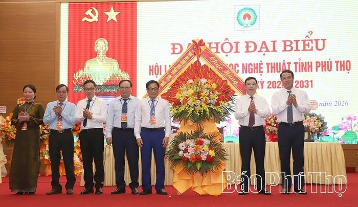 Phó Bí thư Tỉnh ủy Bùi Huy Vĩnh và Trưởng Ban Tổ chức Tỉnh ủy Bùi Đình Thi tặng lẵng hoa chúc mừng Đại hội.