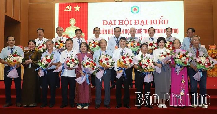Tặng hoa chia tay các đồng chí Ủy viên Ban Chấp hành Hội Liên hiệp VHNT tỉnh nhiệm kỳ 2020 - 2025 không tham gia Ban Chấp hành khóa mới.