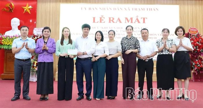 Đại diện các trường học trên địa bàn xã trao tiền ủng hộ Quỹ khuyến học, khuyến tài xã Trạm Thản.