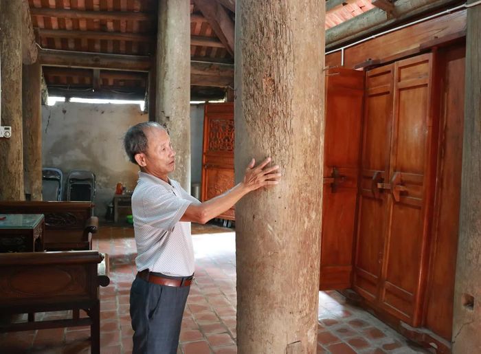 Hệ thống cột gỗ cổ của đình Tiên Lữ được bảo tồn gần như nguyên vẹn.