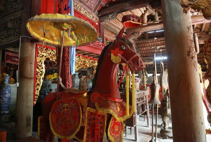 Tượng ngựa chầu hai bên khu thờ góp phần tôn thêm vẻ trang nghiêm, cổ kính của đình Tiên Lữ.
