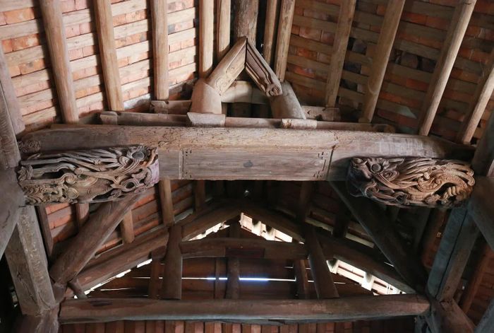Những đường nét chạm khắc tinh xảo trên nóc đình Tiên Lữ góp phần tạo nên giá trị nghệ thuật đặc sắc của di tích.