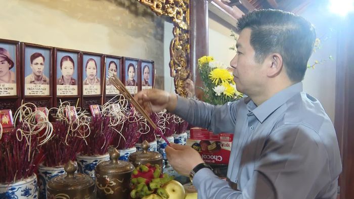Đồng chí Trần Vũ Khiêm, Phó Bí thư Thường trực Tỉnh ủy, Trưởng đoàn đại biểu Quốc hội tỉnh dâng hương tại Khu di tích lịch sử quốc gia hang Lèn Hà - Ảnh: T.T
