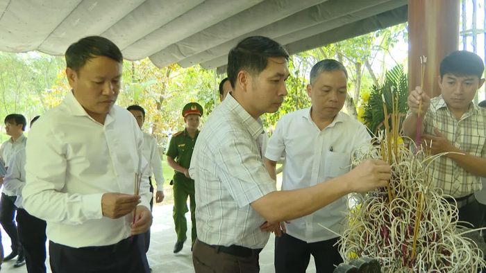 Các thành viên đoàn công tác dâng hương tri ân anh hùng liệt sĩ tại Khu di tích lịch sử quốc gia hang Lèn Hà - Ảnh: T.T
