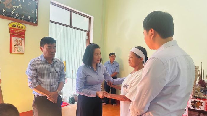 Đồng chí Nguyễn Minh Tâm, Phó trưởng đoàn chuyên trách Đoàn đại biểu Quốc hội tỉnh động viên thân nhân thương binh Cao Sơn Thìn, ở thôn Cảnh Dương Đông, xã Hòa Trạch - Ảnh: B.N