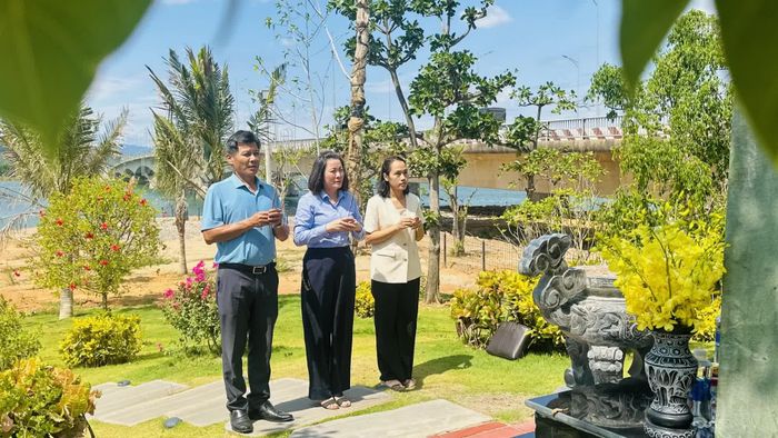 Đồng chí Nguyễn Minh Tâm, Phó trưởng đoàn chuyên trách Đoàn đại biểu Quốc hội tỉnh dâng hương, tưởng niệm các anh hùng liệt sĩ tại Khu di tích quốc gia đặc biệt Bến phà Gianh - Ảnh: B.N