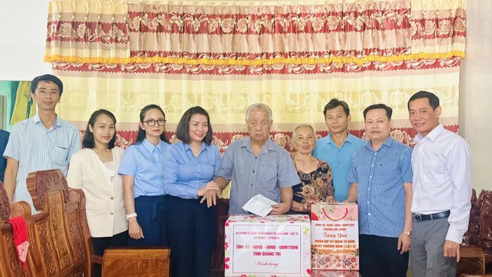 Đồng chí Nguyễn Minh Tâm, Phó trưởng đoàn chuyên trách Đoàn đại biểu Quốc hội tỉnh tặng quà thương binh Nguyễn Tiến Lợi, ở tổ dân phố Thổ Ngọa, phường Bắc Gianh - Ảnh: B.N