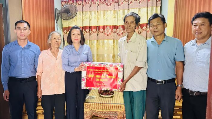 Đồng chí Nguyễn Minh Tâm, Phó trưởng đoàn chuyên trách Đoàn đại biểu Quốc hội tỉnh tặng quà thương binh Trần Giang Sơn - Ảnh: B.N