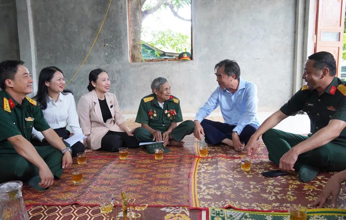 Đồng chí Nguyễn Lương Bình, Trưởng ban Tổ chức Tỉnh ủy và các thành viên đoàn công tác trò chuyện, động viên bệnh binh Hồ Văn Đăm - Ảnh: X.P 