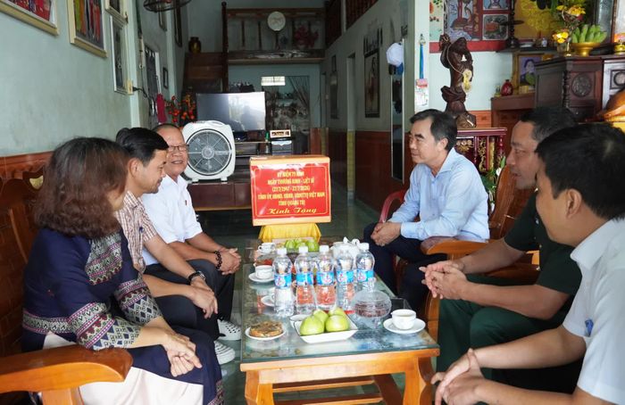 Đoàn công tác đến thăm thương binh Lê Quang Lộc, ở thôn Tân Long, xã Lao Bảo - Ảnh: X.P