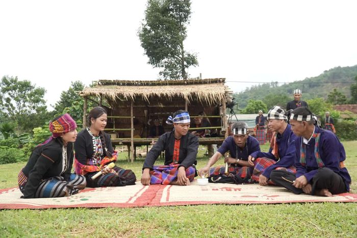 Một nghi lễ trong lễ cưới truyền thống người Vân Kiều - Ảnh: N.M