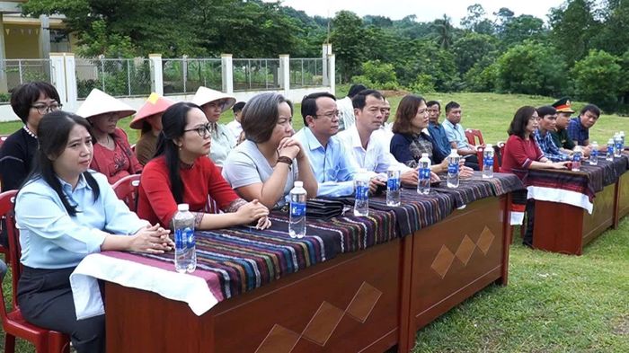 Các đại biểu theo dõi lễ phục dựng đám cưới truyền thống người Vân Kiều - Ảnh: N.M