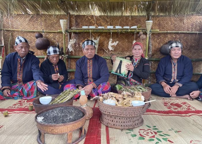 Đồng bào Vân Kiều tham gia trình diễn các nghi thức của lễ cưới truyền thống - Ảnh: N.M