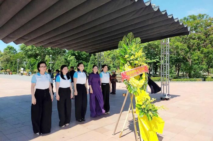 Đoàn công tác Hội LHPN tỉnh dâng hương, dâng hoa tại Di tích lịch sử quốc gia đặc biệt Thành Cổ Quảng Trị - Ảnh: H.L