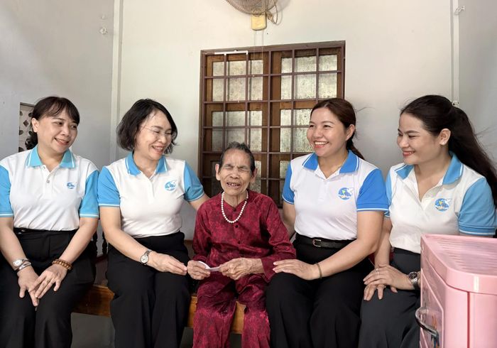 Đoàn công tác Hội LHPN tỉnh thăm hỏi, động viên và tặng quà Bà mẹ Việt Nam anh hùng Nguyễn Thị Nậy, tại xã Gio Linh - Ảnh: H.L