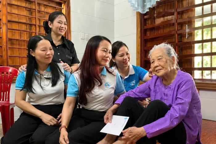 Đồng chí Trần Thị Thúy Nga, Phó Chủ tịch Thường trực Hội LHPN tỉnh thăm, tặng quà Bà mẹ Việt Nam anh hùng Hoàng Thị Hy, tại xã Tân Gianh - Ảnh: H.L