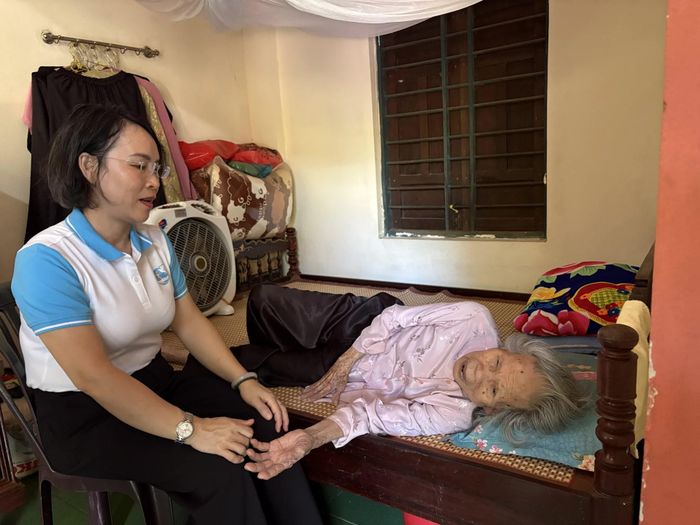 Đồng chí Nguyễn Thị Bích Thủy, Phó Chủ tịch Ủy ban MTTQ Việt Nam tỉnh, Chủ tịch Hội LHPN tỉnh thăm, tặng quà Bà mẹ Việt Nam anh hùng Lưu Thị Dy, tại xã Cửa Tùng - Ảnh: H.L