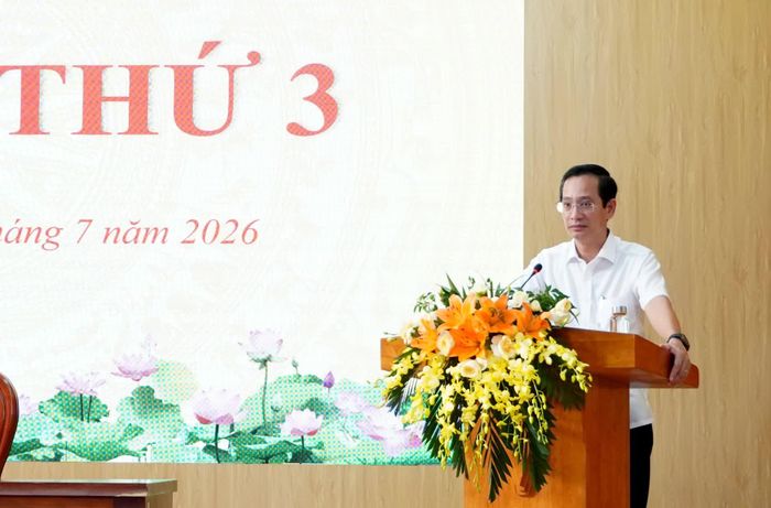Đại diện ngành chức năng trả lời chất vấn của đại biểu HĐND phường - Ảnh: H.Tr