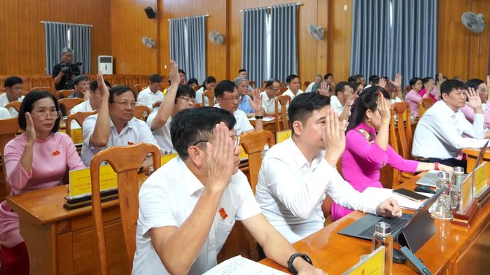 Đại biểu HĐND phường Đồng Hới biểu quyết thông qua nghị quyết - Ảnh: H.Tr