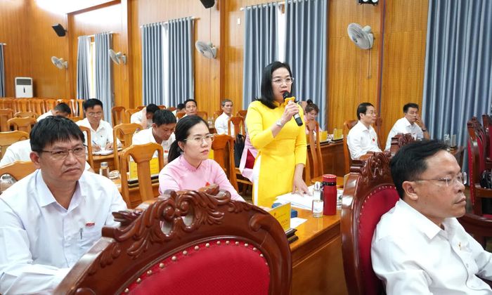 Đại biểu HĐND phường Đồng Hới chất vấn về các vấn đề cử tri quan tâm - Ảnh: H.Tr
