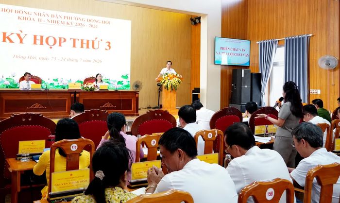 Đại diện ngành chức năng tiếp thu chất vấn của đại biểu HĐND phường - Ảnh: H.Tr