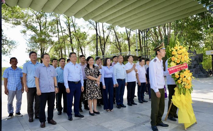 Đoàn công tác Ủy ban Khoa học, Công nghệ và Môi trường của Quốc hội tri ân các anh hùng liệt sĩ tại Nghĩa trang liệt sĩ quốc gia Trường Sơn - Ảnh: H.N
