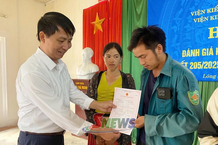 Lãnh đạo xã Lóng Sập trao giấy chứng nhận kết hôn cho người dân.