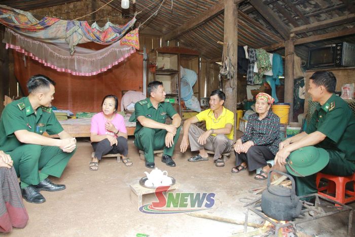Cán bộ Đồn Biên phòng Cửa khẩu quốc tế Lóng Sập vận động nhân dân chấp hành pháp luật.