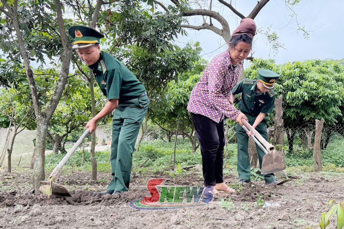 Chiến sĩ Đồn Biên phòng Chiềng Tương giúp dân phát triển kinh tế.