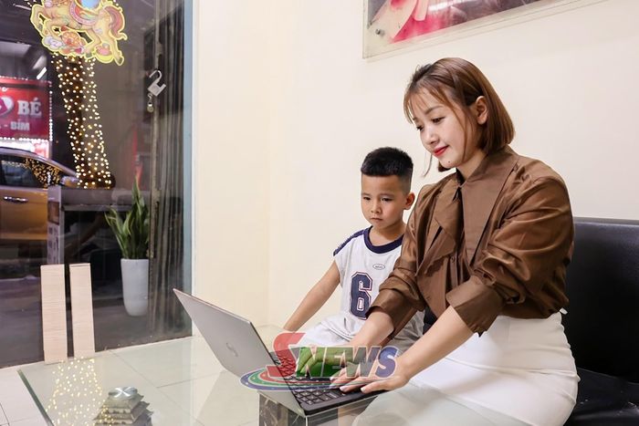 Phụ huynh học sinh đăng ký tuyển sinh trực tuyến.