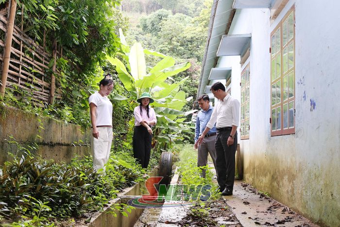 Lãnh đạo xã Muổi Nọi kiểm tra hệ thống thoát nước tại Trường Mầm non Hoa Sữa Muổi Nọi.