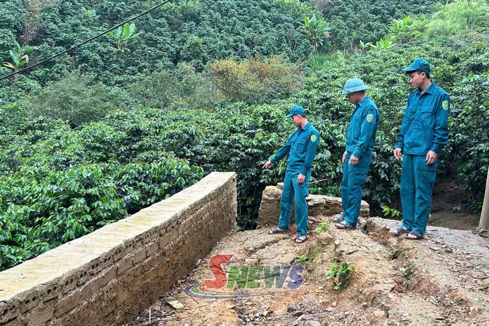 Dân quân xã Muổi Nọi kiểm tra điểm nguy cơ sạt lở trên địa bàn.