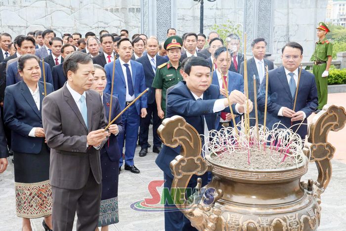 Các đại biểu dâng Đền thờ Bác Hồ tại Quảng trường Tây Bắc.
