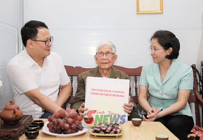 Đoàn công tác thăm và tặng quà cho cán bộ tiền khởi nghĩa Cầm Văn Duyên, tiểu khu 2.