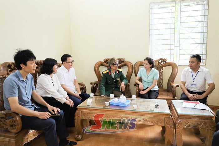 Đoàn công tác thăm và tặng quà cho thương binh Lò Văn Nem, bản Tong.