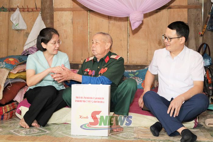 Đoàn công tác thăm và tặng quà cho thương binh Vì Văn Mậu, tiểu khu Phiêng Tìn.
