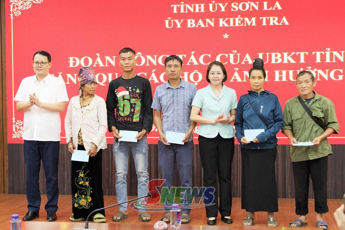 Tặng quà cho các hộ dân bị thiệt hại do mưa lũ.