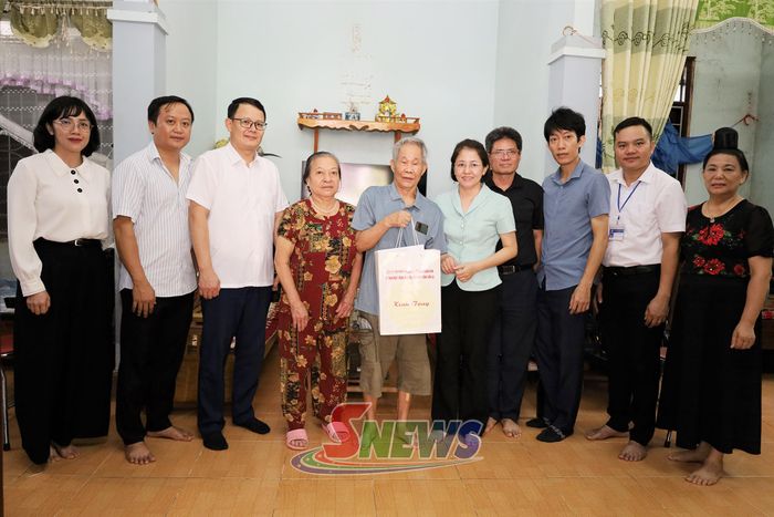 Đoàn công tác thăm và tặng quà cho thương binh Võ Trọng Bảy, tiểu khu 1.