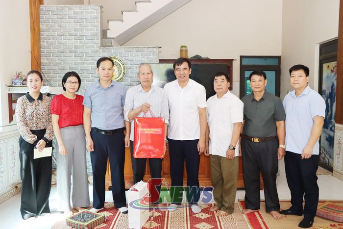 Lãnh đạo xã Tường Hạ tặng quà thương binh Đinh Văn Cầng, bản Tiên Phong.