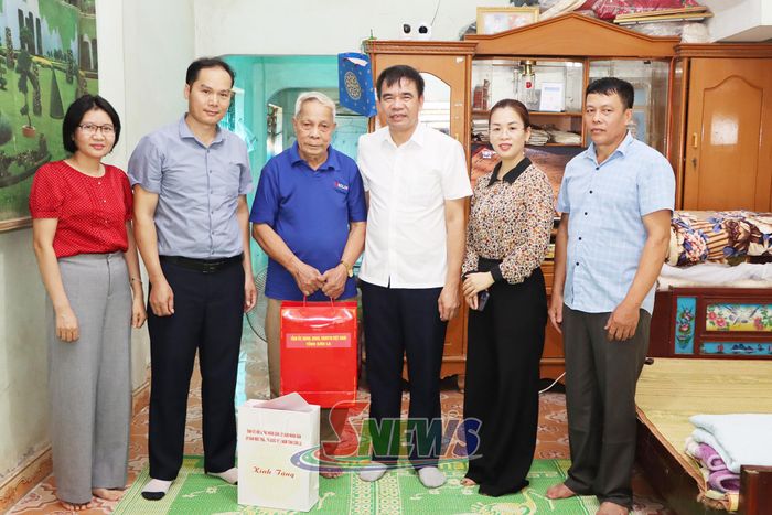 Lãnh đạo xã Tường Hạ tặng quà cho bệnh binh Đinh Viết È, bản Thống Nhất.